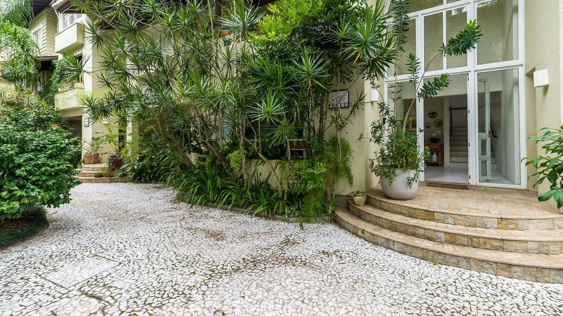 Apartamentos A 450M Da Lagoa Da Conceicao - Crm Florianopolis